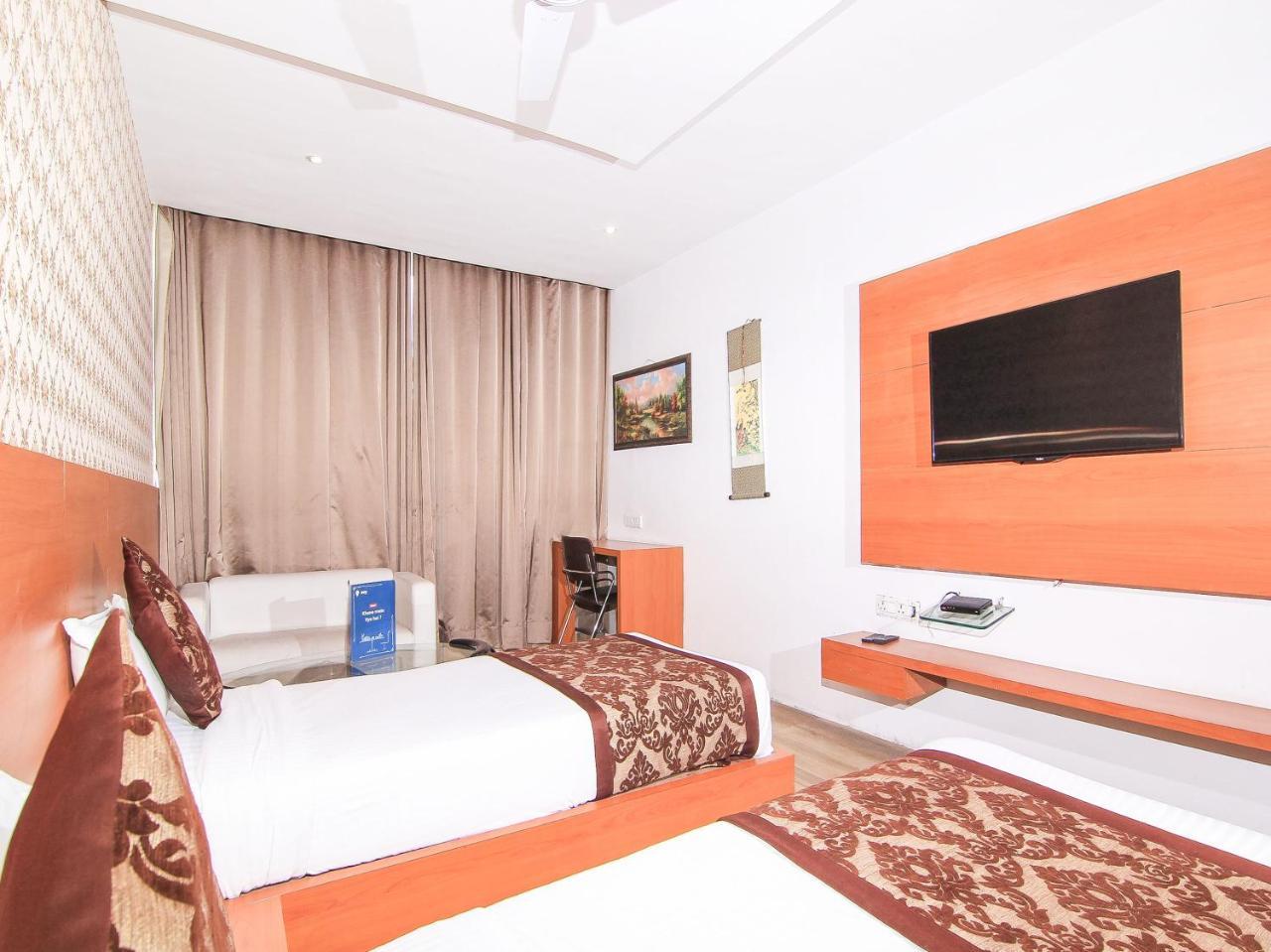 Oyo 3683 De Global Park Hotel Hasanganj Bagian luar foto