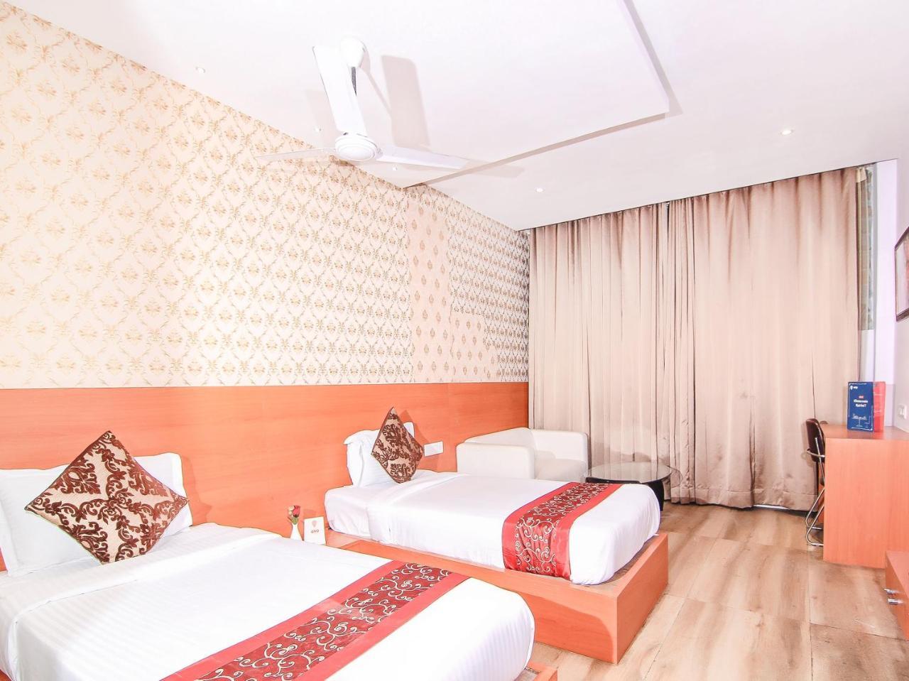 Oyo 3683 De Global Park Hotel Hasanganj Bagian luar foto