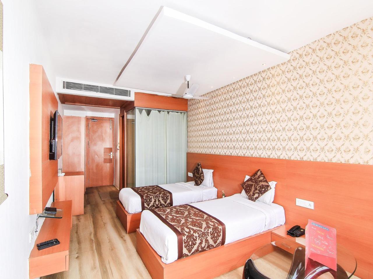 Oyo 3683 De Global Park Hotel Hasanganj Bagian luar foto